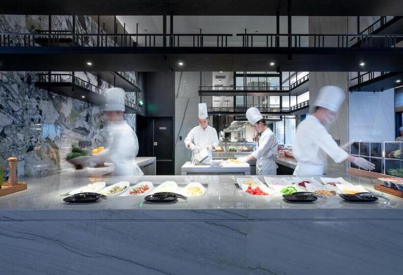 Kingdom Hotel   Free Three Meals