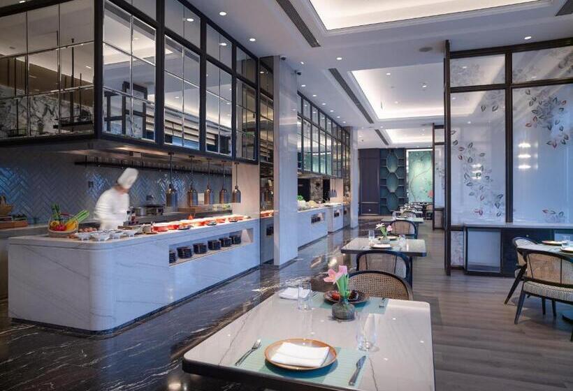 Kingdom Hotel   Free Three Meals