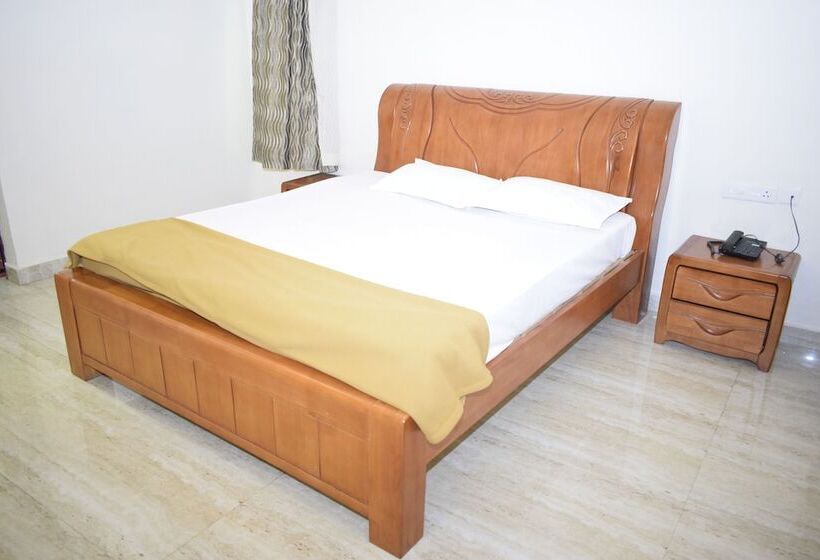 فندق Sri Kavimany Residency, Near Auro Beach