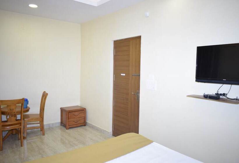 فندق Sri Kavimany Residency, Near Auro Beach