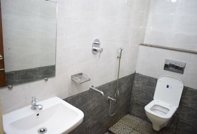 فندق Sri Kavimany Residency, Near Auro Beach