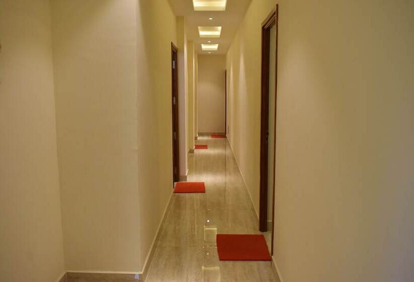 فندق Sri Kavimany Residency, Near Auro Beach