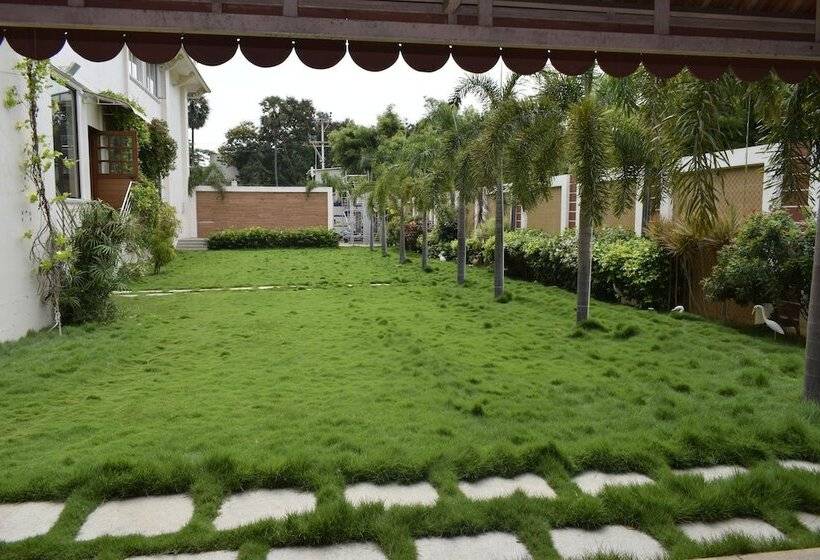 فندق Sri Kavimany Residency, Near Auro Beach