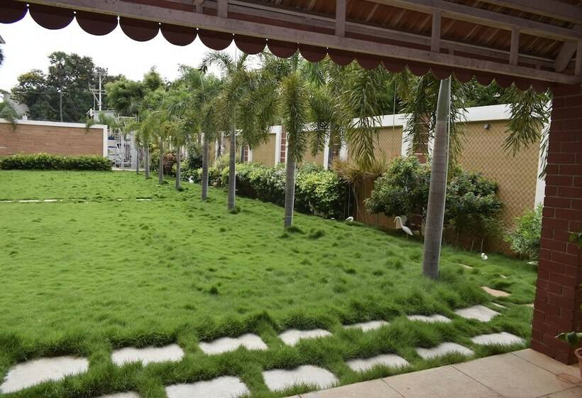 فندق Sri Kavimany Residency, Near Auro Beach