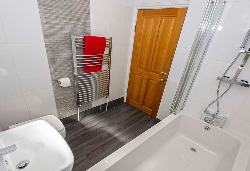 Streamways Nr Croyde 6 Bedroom, Sleeps 12 16, Hot Tub