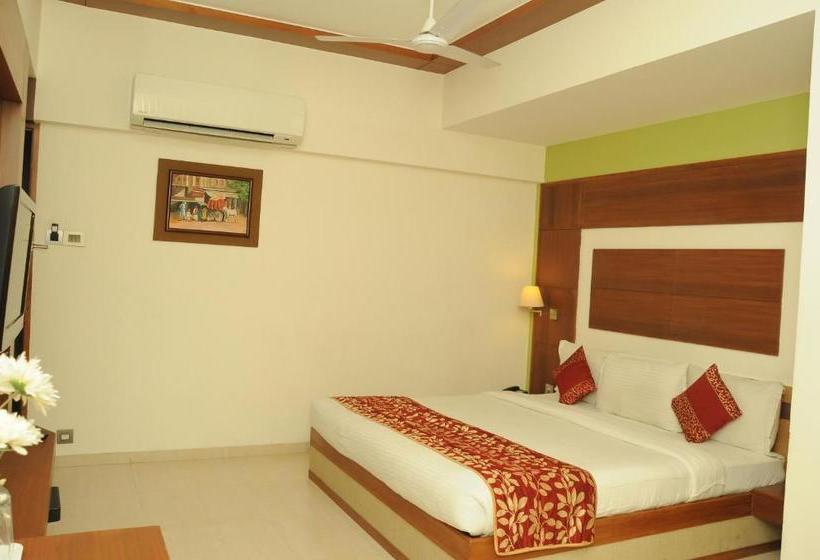 هاستل Ponnis Grand Inn