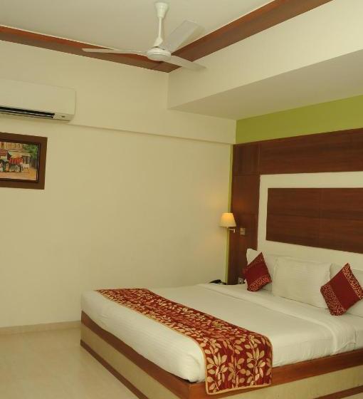 هاستل Ponnis Grand Inn