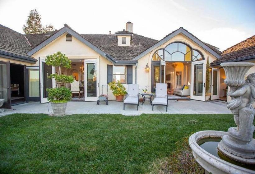 مبيت وإفطار Chateau Robles  Vineyard English Garden