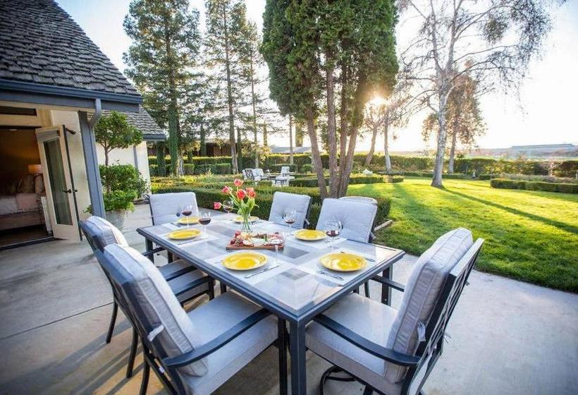 مبيت وإفطار Chateau Robles  Vineyard English Garden