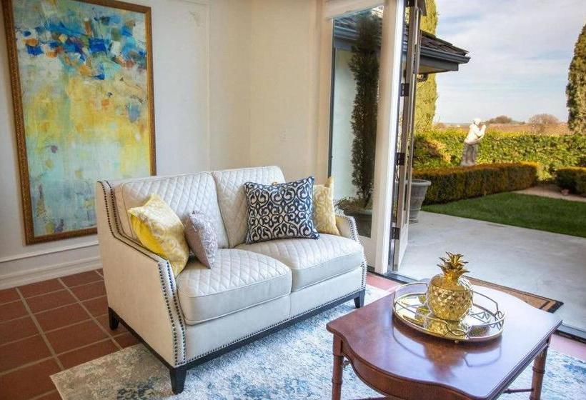 مبيت وإفطار Chateau Robles  Vineyard English Garden