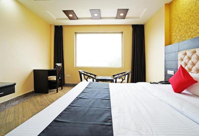Capital O 49078 Hotel Chinar