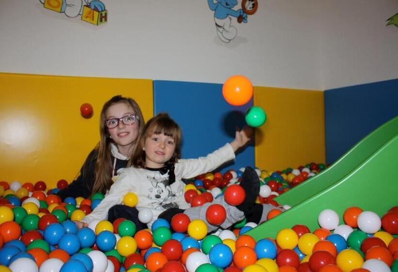 בית מלון כפרי Paganella Andalo