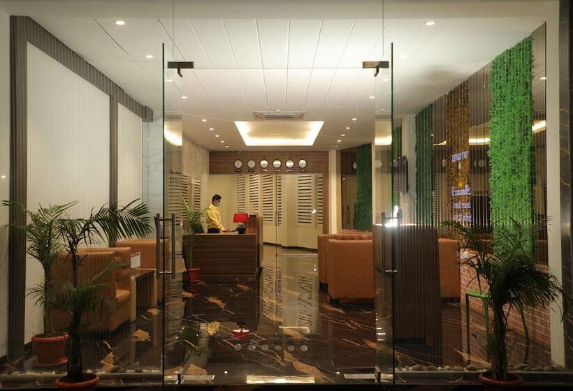 בית מלון כפרי Sky Suites By Monarch