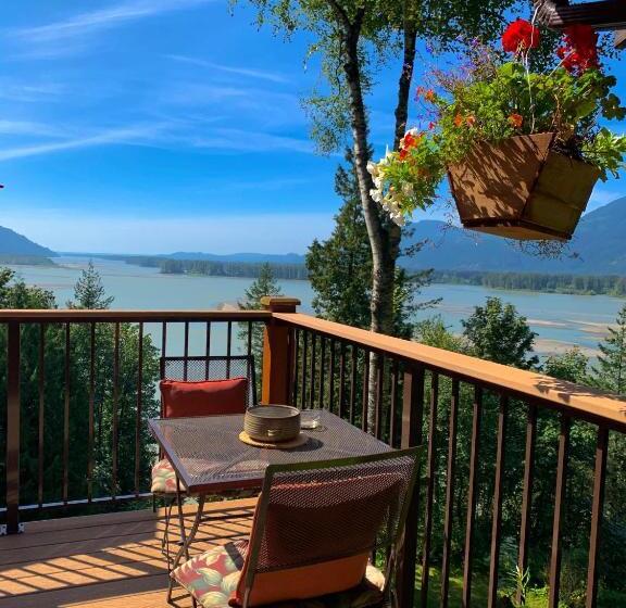 The Fraser River's Edge B&b Lodge