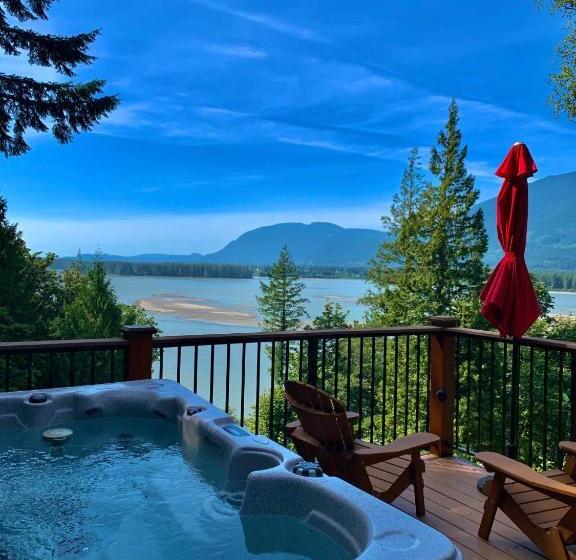 The Fraser River's Edge B&b Lodge