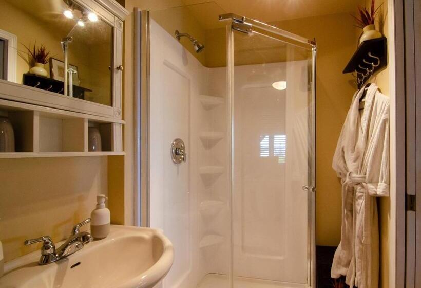 The Fraser River's Edge B&b Lodge