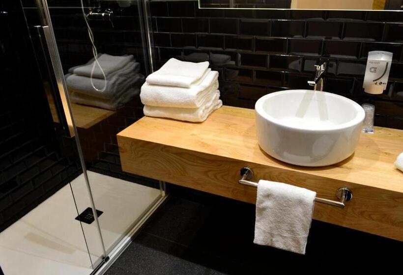 هتل Alda Galeria Coruna