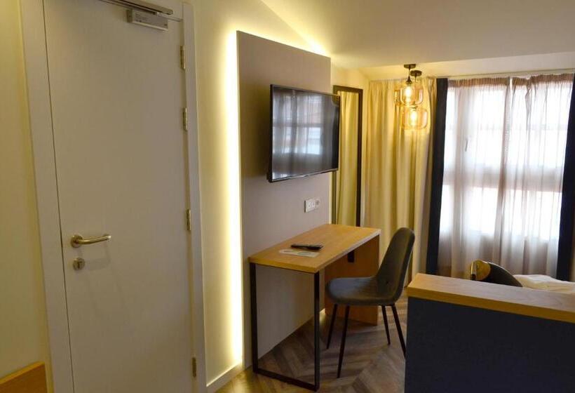 هتل Alda Galeria Coruna