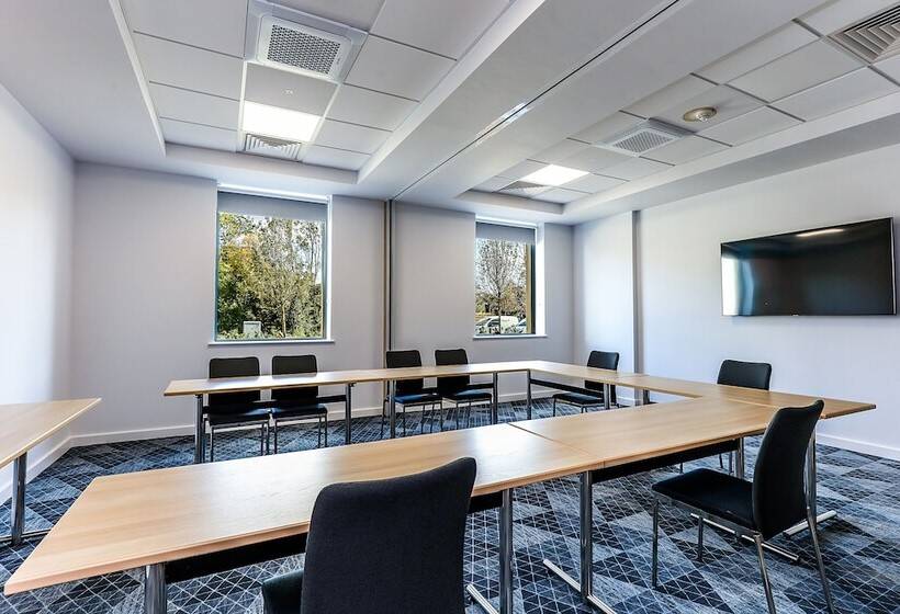 בית מלון כפרי Holiday Inn Express   Bicester, An Ihg