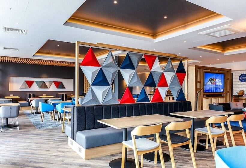 בית מלון כפרי Holiday Inn Express   Bicester, An Ihg