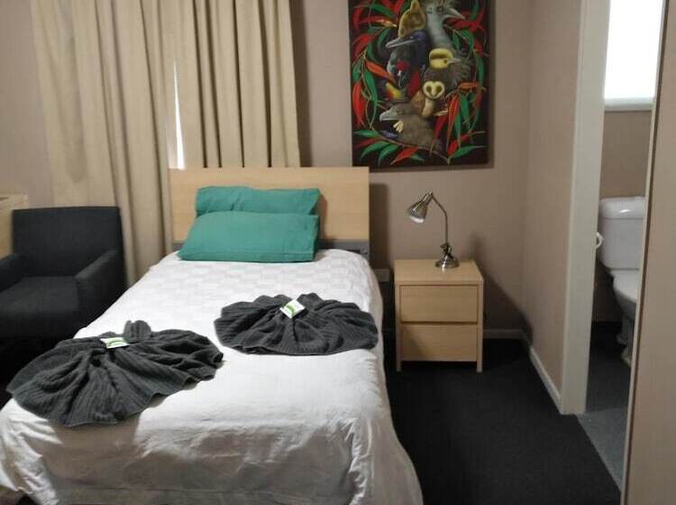 هتل Irish Club Accommodation