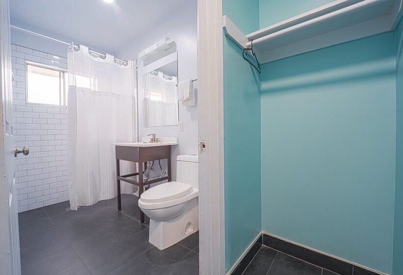 호텔 Rodeway Inn & Suites North Hollywood Burbank Airport   Universal Area