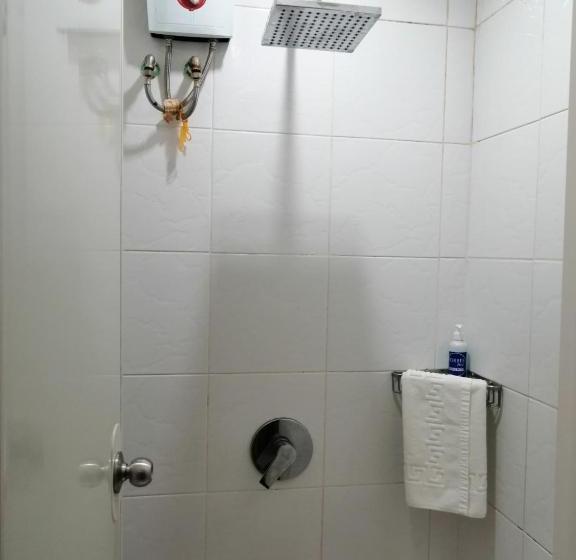 בית מלון כפרי Oyo 699 Forbes Hall