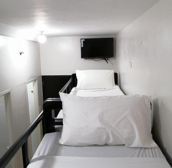 בית מלון כפרי Oyo 699 Forbes Hall