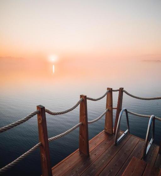 Lake Hotel Lehmonkärki   Haasi Mirror Houses