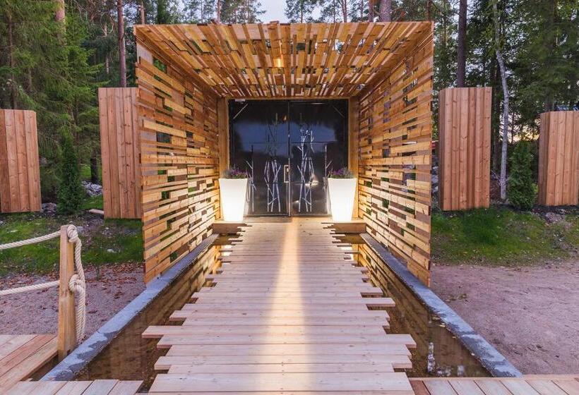 Lake Hotel Lehmonkärki   Haasi Mirror Houses