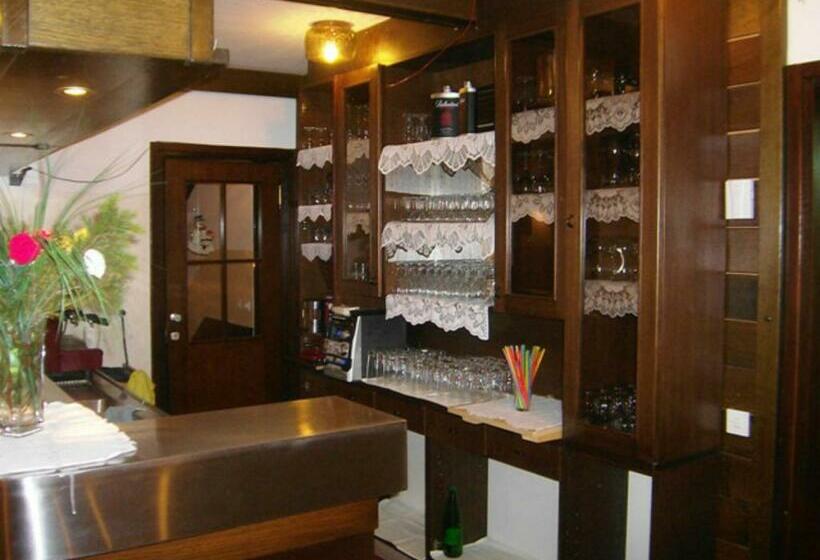 تختخواب و صبحانه Accommodation And Restaurant Tia