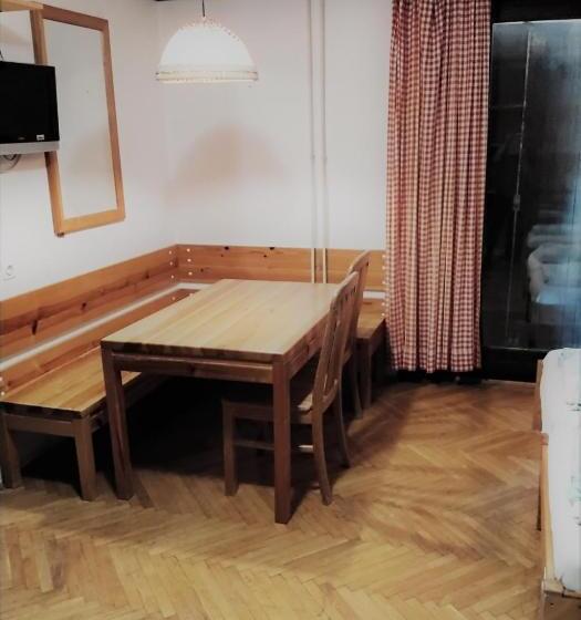 تختخواب و صبحانه Accommodation And Restaurant Tia