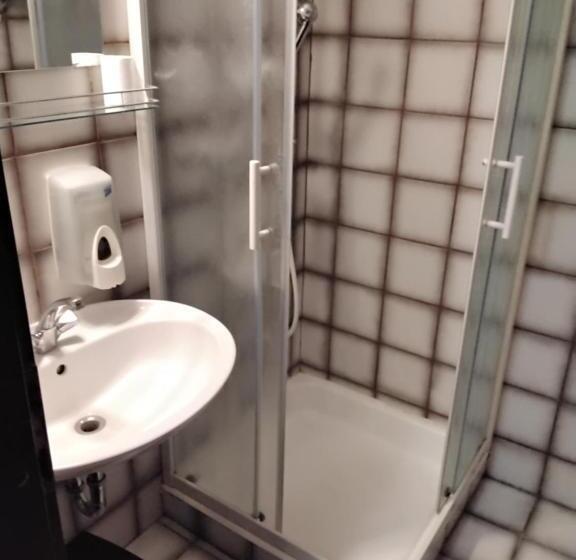 تختخواب و صبحانه Accommodation And Restaurant Tia