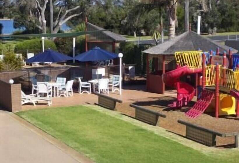 בית מלון כפרי Black Swan Motor Inn