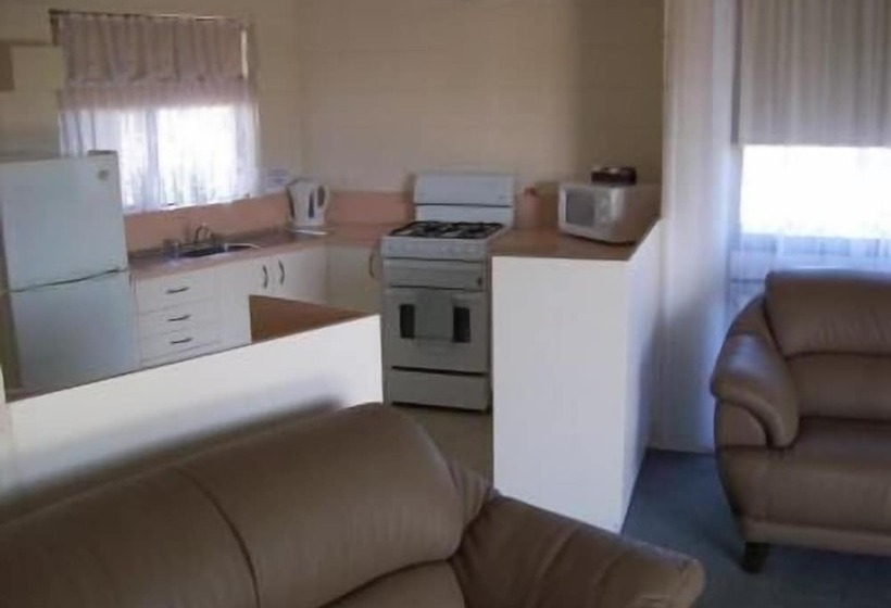 בית מלון כפרי Black Swan Motor Inn