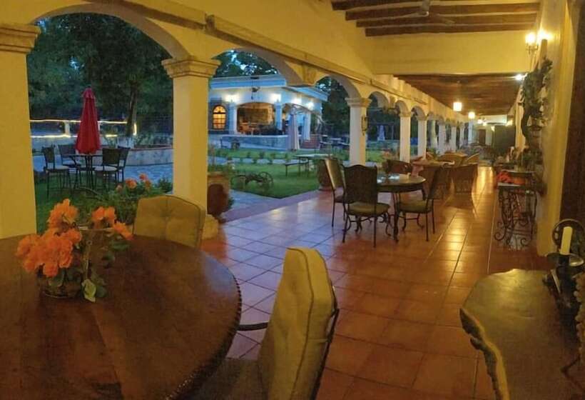 בית מלון כפרי La Estancia