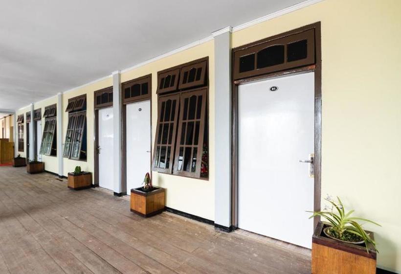 בית מלון כפרי Oyo 1852 Intan Bromo Residence