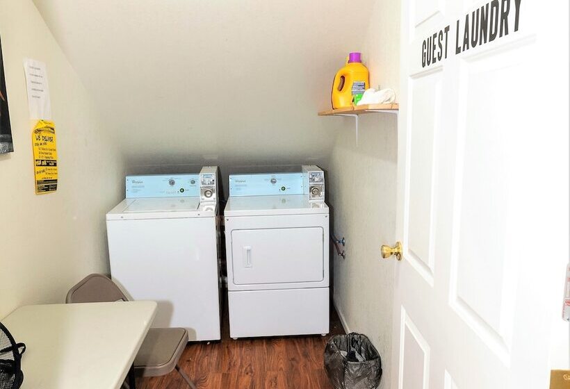 فندق على الطريق Mountain Host Motor Inn