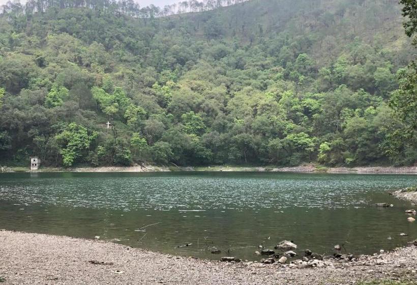 فندق صغير Ambika Cottages