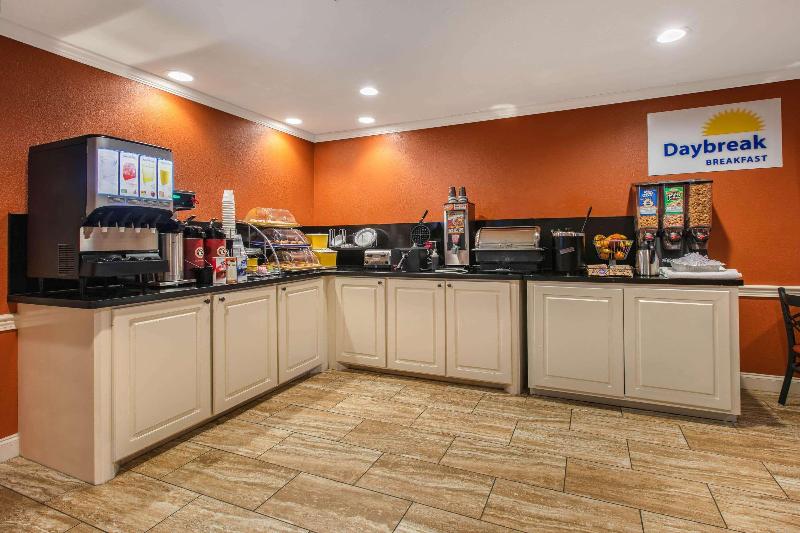 בית מלון כפרי Days Inn & Suites By Wyndham Florence/jackson Area