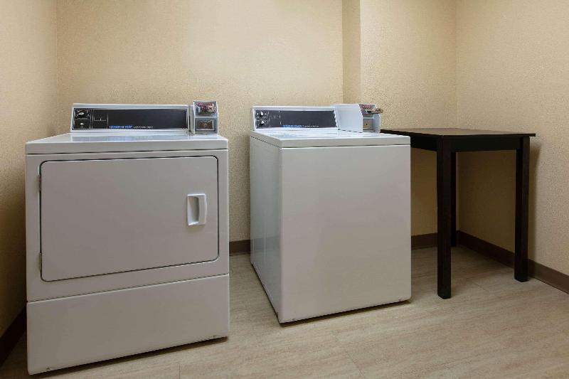 בית מלון כפרי Days Inn & Suites By Wyndham Florence/jackson Area