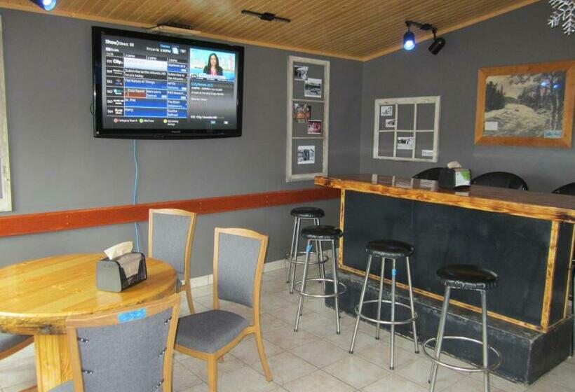 فندق على الطريق Alcan Motor Inn