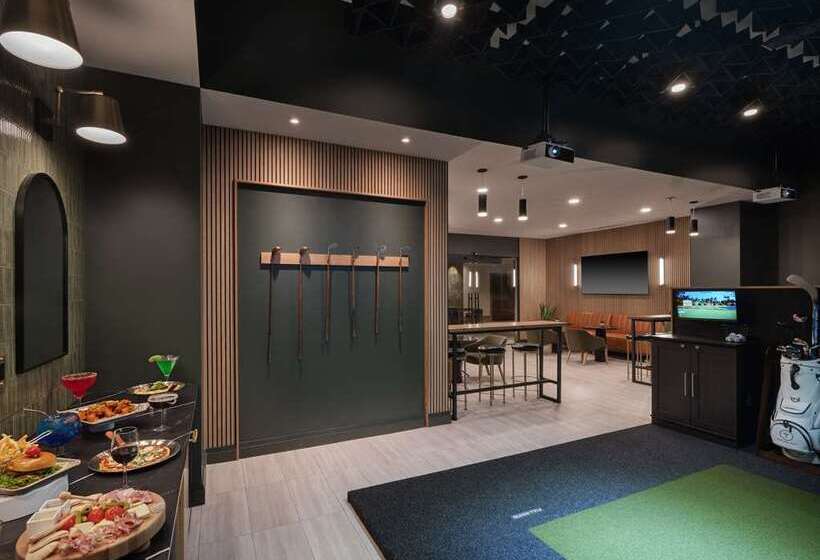 Hilton Indianapolis Hotel & Suites