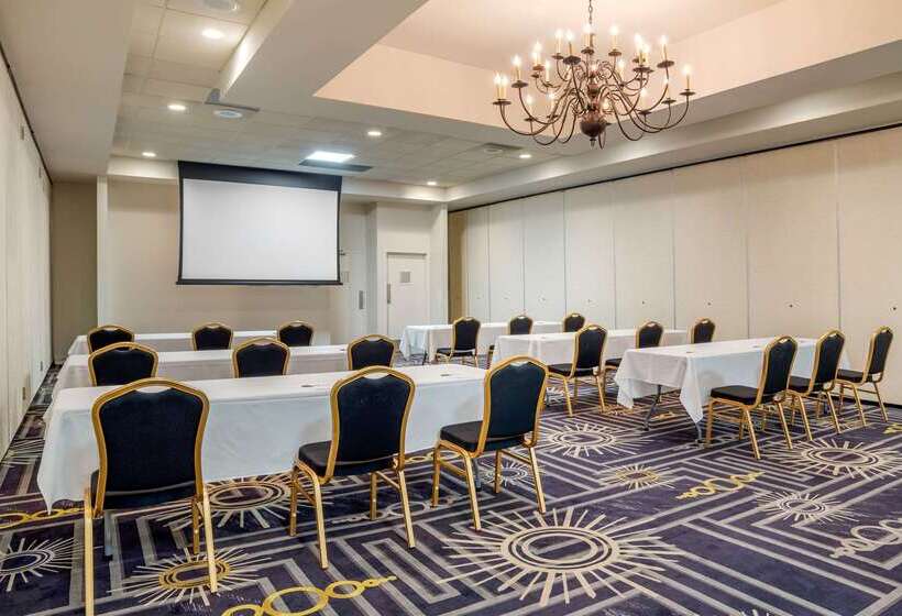 فندق Clarion Inn Conference Center