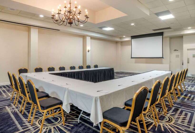 فندق Clarion Inn Conference Center