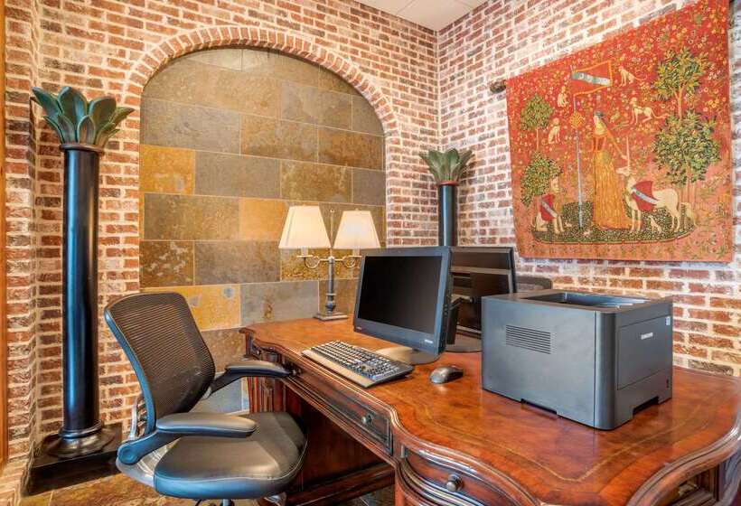 فندق Clarion Inn Conference Center