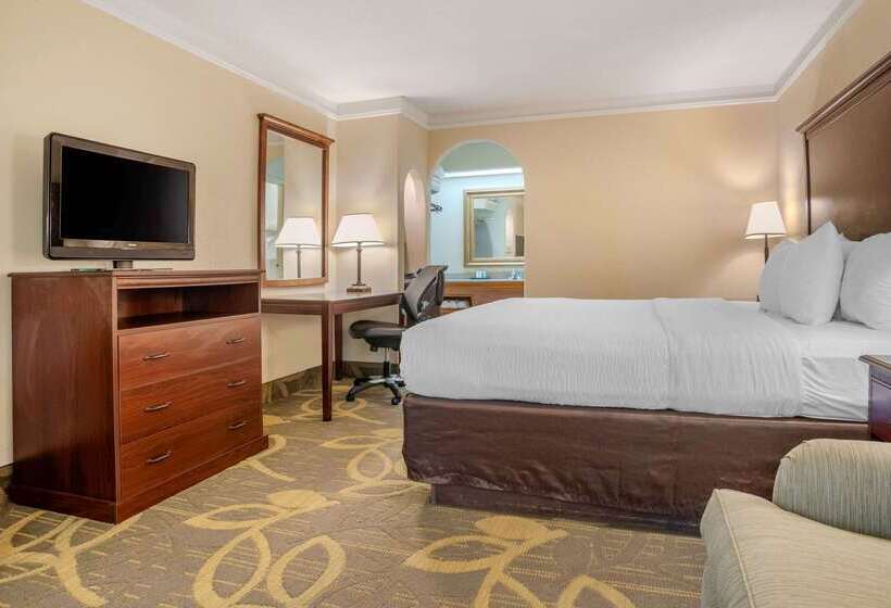 فندق Clarion Inn Conference Center