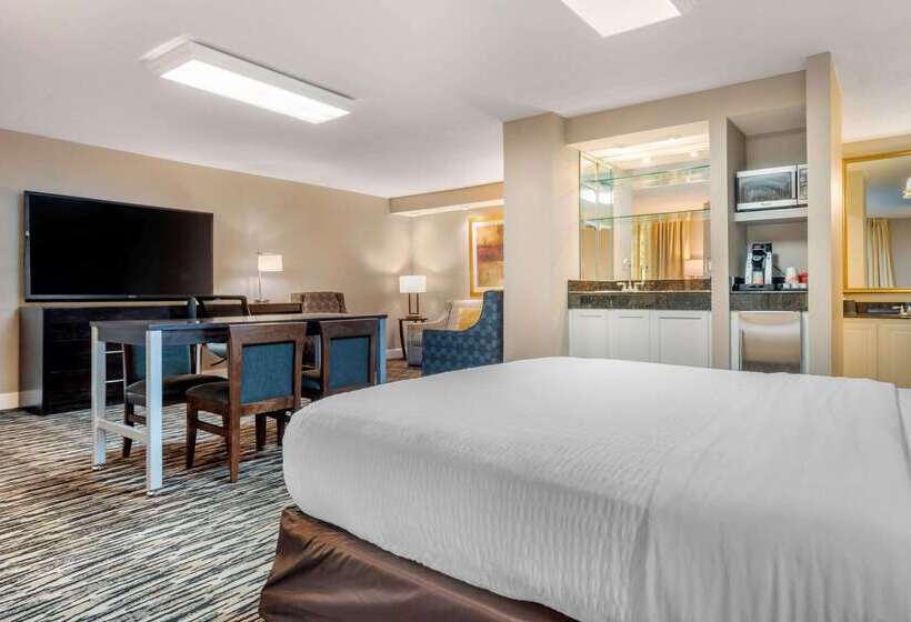 فندق Clarion Inn Conference Center