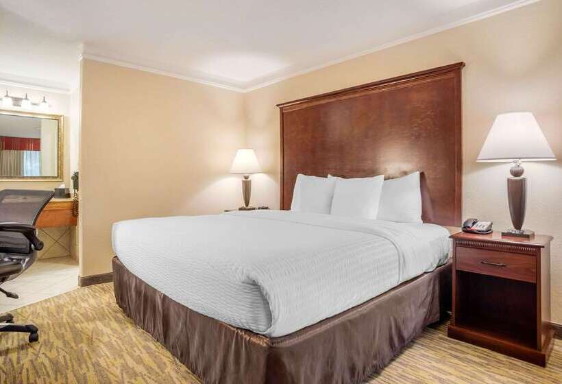 فندق Clarion Inn Conference Center