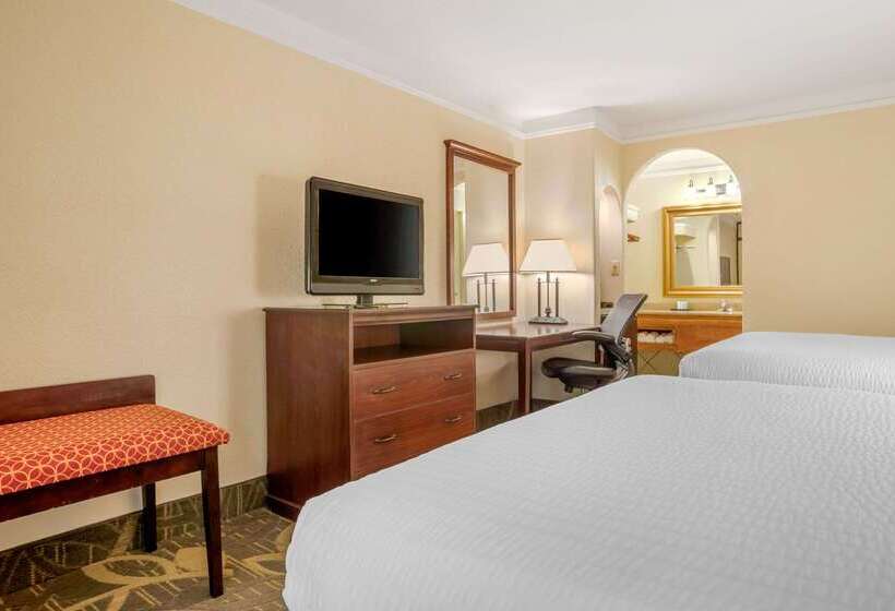 فندق Clarion Inn Conference Center